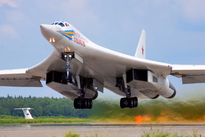 Máy bay ném bom chiến lược T-160 của lực lượng không quân vũ trụ Nga có thể phát động những đòn tấn công chính xác tầm xa 