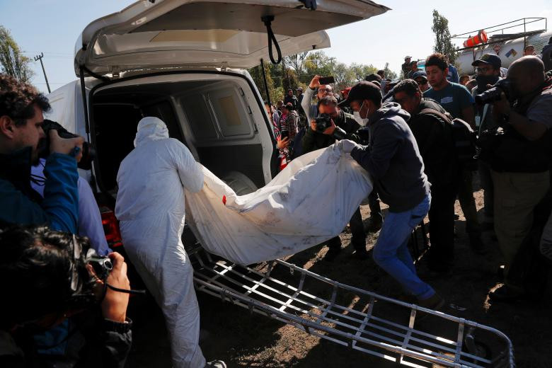 Nạn nhân xấu số sau vụ nổ được đưa lên xe