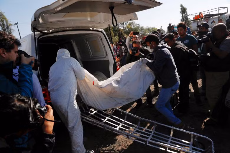 Nạn nhân xấu số sau vụ nổ được đưa lên xe