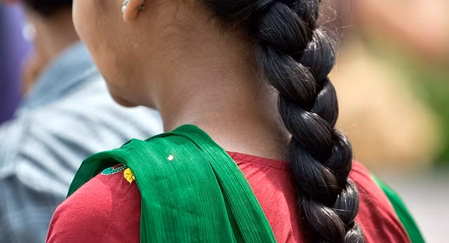 Một cô gái với mái tóc dài truyền thống