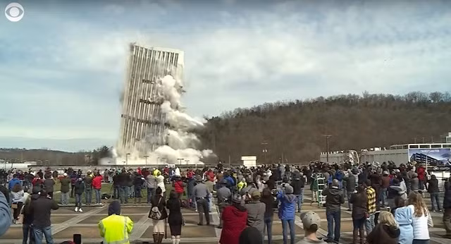 Xem tòa nhà chọc trời đổ sập tại Mỹ