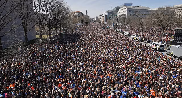 Đám đông người Mỹ xuống đường đòi thắt chặt luật về súng đạn