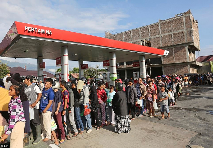 Xếp hàng lấy xăng dầu