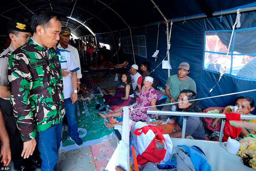 Tổng thống Joko Widodo hỏi thăm các nạn nhân