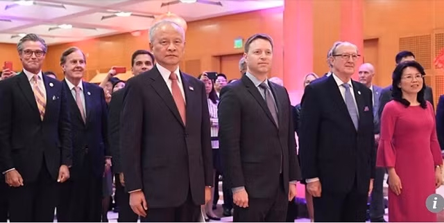 Đại sứ Trung Quốc tại Mỹ Cui Tiankai (bên trái phía trước) và ông Matt Pottinger 