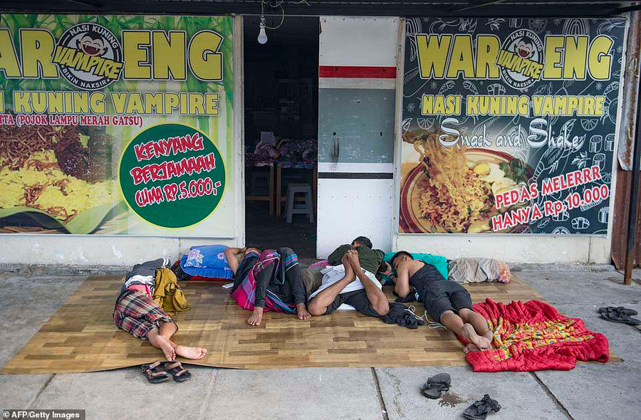 Mất nhà, người dân phải ngủ trên vỉa hè