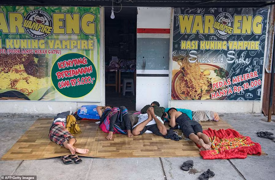 Mất nhà, người dân phải ngủ trên vỉa hè