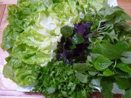 Cuối tuần tự làm phở cuốn thịt bò đơn giản tại nhà - Ảnh 1 Cuoi tuan tu lam pho cuon thit bo don gian tai nha - Anh 1