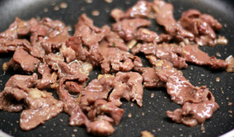 Cuối tuần tự làm phở cuốn thịt bò đơn giản tại nhà - Ảnh 4 Cuoi tuan tu lam pho cuon thit bo don gian tai nha - Anh 4