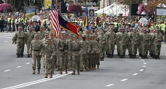 Lính Mỹ tham gia diễu binh quân sự kỷ niệm ngày độc lập của Ukraine tại Kiev ngày 24/8/2017