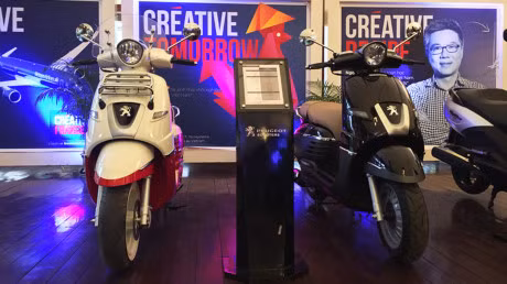 “Phuot” tu Paris den Ha Noi bang xe tay ga - Anh 5