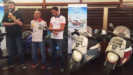 “Phuot” tu Paris den Ha Noi bang xe tay ga - Anh 2