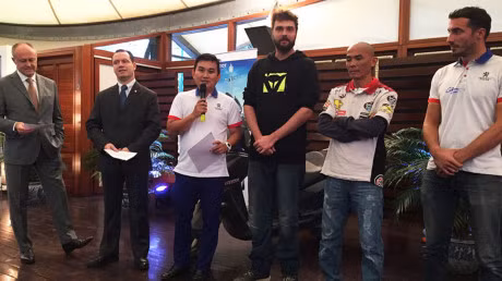 “Phuot” tu Paris den Ha Noi bang xe tay ga - Anh 4