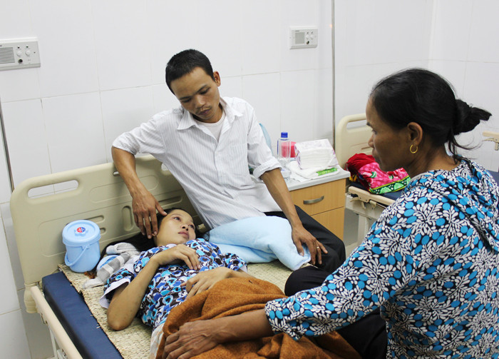 Anh Nguyễn Văn Quyết chăm sóc vợ sau cú sốc mất con Anh Nguyễn Văn Quyết chăm sóc vợ sau cú sốc mất con