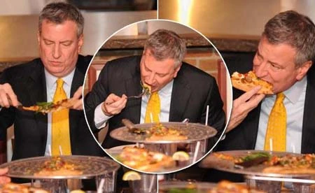 Ông de Blasio đang bị châm chọc vì ăn pizza bằng dĩa