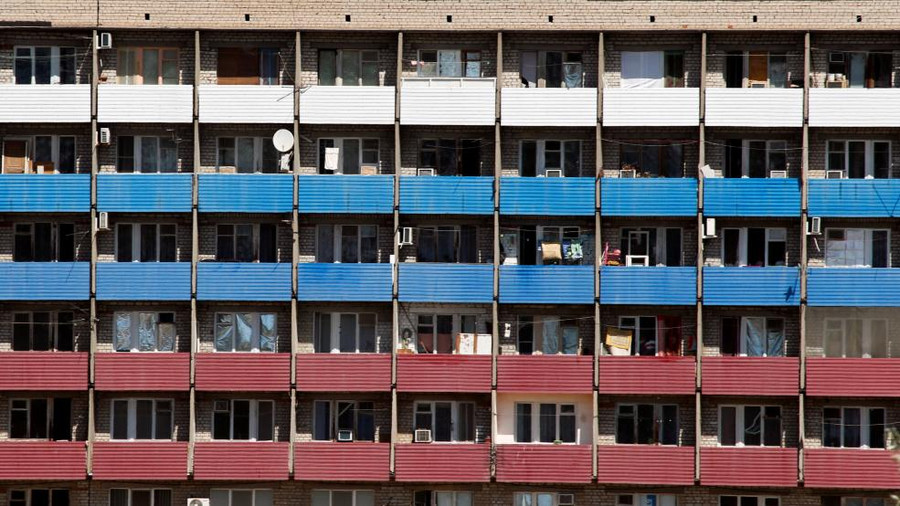 Một tòa nhà sơn màu cờ của Nga ở Volgograd - một trong những thành phố tổ chức FIFA World Cup 2018 Một tòa nhà sơn màu cờ của Nga ở Volgograd - một trong những thành phố tổ chức FIFA World Cup 2018