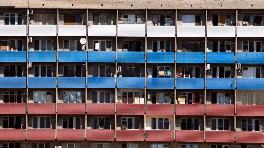 Một tòa nhà sơn màu cờ của Nga ở Volgograd - một trong những thành phố tổ chức FIFA World Cup 2018