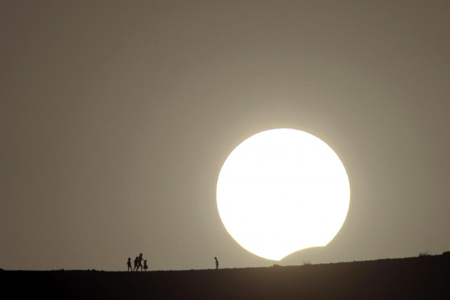 Nhật thực một phần xuất hiện ở Fuerteventura, Tây Ban Nha Nhật thực một phần xuất hiện ở Fuerteventura, Tây Ban Nha