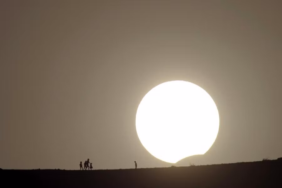 Nhật thực một phần xuất hiện ở Fuerteventura, Tây Ban Nha