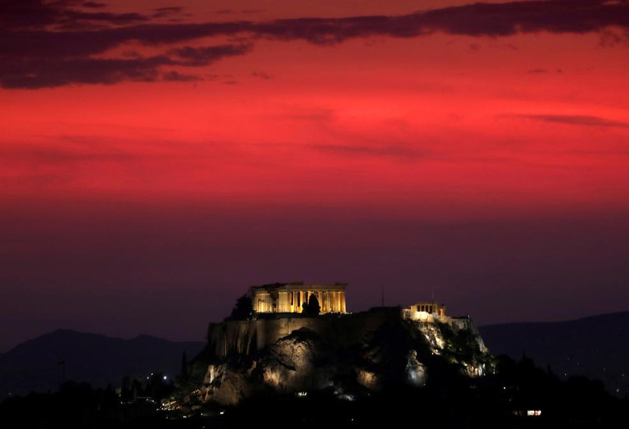 Một cơn bão mùa hè đang tới lúc hoàng hôn tại ngôi đền Parthenon, Athens, Hy Lạp.