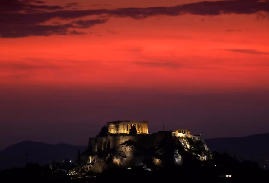 Một cơn bão mùa hè đang tới lúc hoàng hôn tại ngôi đền Parthenon, Athens, Hy Lạp.