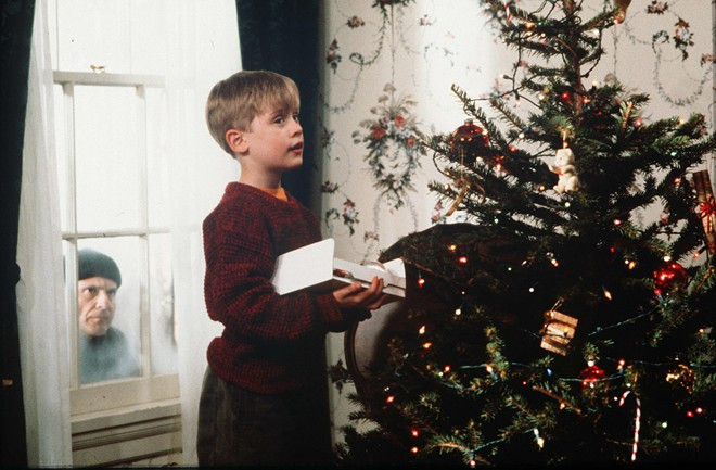 Home Alone (1990): Ở nhà một mình là một món ăn tinh thần không thể thiếu khác trong mỗi dịp Giáng Sinh. Bộ phim thường xuyên xuất hiện trên sóng truyền hình tại nhiều quốc gia mỗi khi tháng 12 đến. Phim xoay quanh cậu bé 8 tuổi Kevin McAllister (Macaulay Culkin thủ vai) bị gia đình bỏ quên ở nhà khi đi nghỉ lễ. Ở nhà một mình, cậu bé nghĩ ra đủ trò quậy phá và một mình chống lại hai tên trộm ngốc nghếch Harry và Marv. Suốt 24 năm qua, Home Alone luôn mang đến những tràng cười không dứt cho khán giả vào mỗi mùa Giáng Sinh. 10 bộ phim Giáng Sinh được hàng triệu người yêu mến
