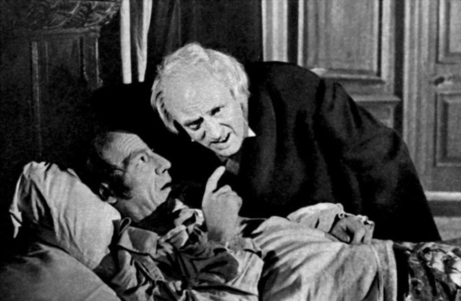 A Christmas Carol (1951):Cuốn tiểu thuyết nổi tiếng của đại văn hào Charles Dickens, A Christmas Carol là một trong những tác phẩm được chuyển thể lên màn ảnh rộng nhiều nhất với tổng cộng 22 lần, mà gần đây nhất là bản làm lại có sự tham gia diễn xuất của danh hài Jim Carrey. Tuy nhiên, phiên bản phim được đánh giá cao nhất vẫn là tác phẩm ra đời năm 1951. Chuyện phim xoay quanh lão Ebenezer Scrooger keo kiệt, bủn xỉn và xấu tính. Nhưng nhờ những hồn ma từ quá khứ, hiện tại và tương lai đến viếng thăm mà ông ngộ ra những sai lầm của bản thân và trân trọng hơn ngày lễ Giáng Sinh. 10 bộ phim Giáng Sinh được hàng triệu người yêu mến