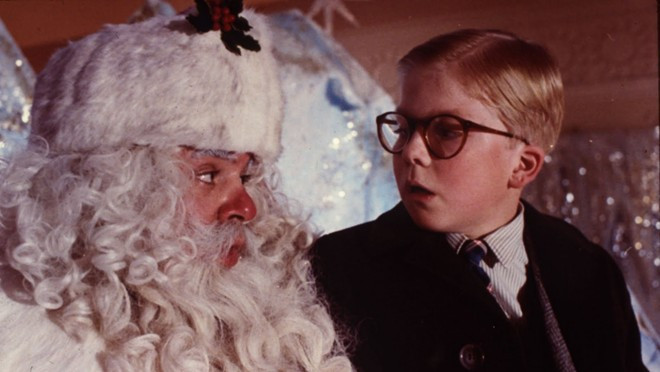 A Christmas Story (1983): Chuyện phim lấy bối cảnh tại Indiana vào thập niên 1940, khi cậu bé Ralphie Parker mong muốn có được khẩu súng Red Ryder BB làm quà trong đêm Giáng Sinh. Cậu bé bị ám ảnh vói ham muốn đó và ra sức phiêu lưu để sở hữu nó. Nhờ không khí vui nhộn, ấm áp và hài hước nên A Christmas Story luôn được xếp vào hàng những bộ phim Giáng Sinh được yêu thích nhất mọi thời đại. 10 bộ phim Giáng Sinh được hàng triệu người yêu mến