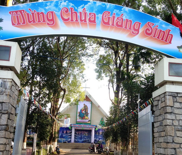 Nhà thờ được trang hoàng lộng lẫy để đón Giáng sinh.