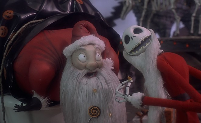 The Nightmare Before Christmas (1993): Bộ phim hoạt hình stop-motion kinh điển do đạo diễn Henry Selick thực hiện dựa trên kịch bản của Tim Burton. Phim xoay quanh Jack Skellington, một cư dân ở thị trấn Halloween nhưng bất ngờ được đặt chân tới thị trấn Giáng Sinh. Ám ảnh bởi đêm Noel, Jack Kellington quyết định tạo ra một lễ Giáng Sinh tại thị trấn ma quái của cậu. Từng bị Disney đánh giá là quá “đen tối” đối với trẻ em, nhưng The Nightmare Before Christmas vẫn được nhiều thế hệ khán giả hưởng ứng trong suốt 20 năm qua, nhờ tính sáng tạo trong câu chuyện và sự tỉ mẩn về hình ảnh của bộ phim. Đây cũng là tác phẩm stop-motion đầu tiên được biến thành định dạng 3D và từng phát hành thường niên trong dịp Giáng Sinh từ năm 2006 tới 2009. 10 bộ phim Giáng Sinh được hàng triệu người yêu mến