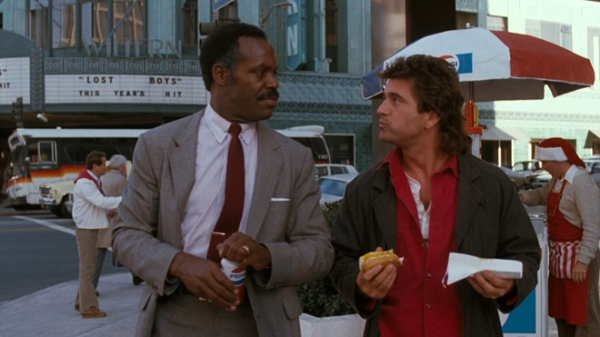 Lethal Weapon (1987):Với những ai muốn tìm kiếm cảm giác mạnh trong đêm Giáng Sinh, Lethal Weapon của tài tử Mel Gibson luôn là lựa chọn hàng đầu. Bộ phim hành động mở đầu bằng ca khúc Jingle Bell Rock và kết thúc bằng cảnh cả gia đình quây quần bên cây thông Noel. Xen giữa đó là câu chuyện hai viên cảnh sát cùng nhau hợp tác triệt phá một ổ buôn lậu ma túy. Tuy nhiên, phim lại ra mắt khán giả lần đầu vào mùa xuân, một thời điểm khá bất thường đối với một bom tấn hành động khi đó. Dù vậy, Lethal Weapon vẫn gặt hái thành công lớn về doanh thu là một mốc son trong sự nghiệp lẫy lừng của Mel Gibson. 10 bộ phim Giáng Sinh được hàng triệu người yêu mến
