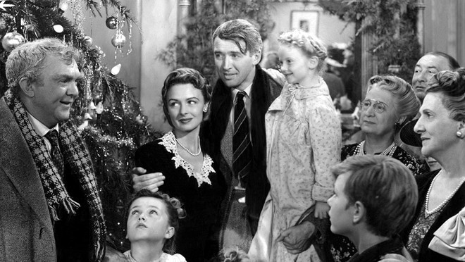 It’s a Wonderful Life (1946): Nhận được năm đề cử Oscar và nằm trong danh sách 100 phim điện ảnh hay nhất mọi thời đại, It’s a Wonderful Life là bộ phim kinh điển phải xem mỗi dịp cuối năm tới. Tác phẩm của đạo diễn Frank Capra được chuyển thể từ truyện ngắn The Greatest Gift của nhà văn Philip Van Doren Stern. Chuyện phim xoay quanh George Bailey, một thương gia tốt bụng nhưng có ý định tự sát đúng đêm Giáng Sinh. Song, ông được giúp đỡ bởi một thiên thần hộ mệnh và dần nghiệm ra ý nghĩa của cuộc sống xung quanh mình. Hơn 60 năm kể từ ngày ra mắt, It’s a Wonderful Life vẫn luôn khiến hàng triệu khán giả trên toàn thế giới thổn thức khi được trình chiếu trên màn ảnh. 10 bộ phim Giáng Sinh được hàng triệu người yêu mến