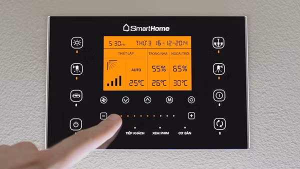 Người dùng cũng có thể trực tiếp điều khiển nhà thông minh bằng bảng điều khiển trung tâm