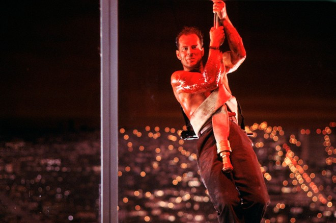 Die Hard (1988): Đây là một trong những tác phẩm hành động kinh điển bậc nhất mà Hollywood từng sản sinh ra và đồng thời là một lựa chọn hoàn hảo cho đêm Giáng Sinh. Không chỉ có những màn đấu súng cháy nổ bắt mắt, Die Hard còn ẩn chứa nhiều câu chuyện ý nghĩa đằng sau. Việc theo dõi Bruce Willis chống lại bọn khủng bố tại tòa nhà Nakatomi để có thể đoàn viên bên vợ con vào đêm Giáng Sinh đã trở thành một truyền thống đối với nhiều người đam mê phim hành động vào mỗi tháng 12 trong suốt nhiều năm qua. 10 bộ phim Giáng Sinh được hàng triệu người yêu mến