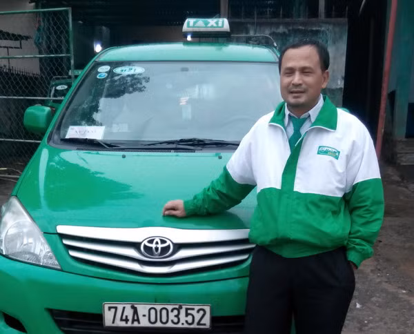 Tài xế taxi trả lại tiền cho hành khách bỏ quên