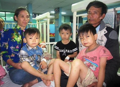 "Có hôm tỉnh dậy, máu chảy từ miệng ướt sũng cả áo các con tôi"
