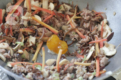 Trút toàn bộ 3 loại nấm và cà rốt, trứng muối vào xào đều, nêm gia vị sau đó tắt bếp để nguội. Trút toàn bộ 3 loại nấm và cà rốt, trứng muối vào xào đều, nêm gia vị sau đó tắt bếp để nguội.