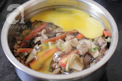 Phần thịt sau khi đã nguội cho vào tô, trứng đập trộn chung. Để riêng 2 lòng đỏ trứng ra ngoài. Sau đó cho vào nồi hấp. Phần thịt sau khi đã nguội cho vào tô, trứng đập trộn chung. Để riêng 2 lòng đỏ trứng ra ngoài. Sau đó cho vào nồi hấp.