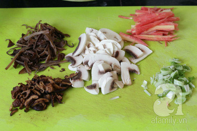 Nấm mèo, nấm hương ngâm nước ấm để nấm nở. Sau đó cắt nhuyễn. Nấm rơm hay nấm nút rửa sạch cắt miếng mỏng. Cà rốt thái sợi, hành lá thái nhỏ. Bắt chảo lên bếp, dầu nóng cho hành tím vào phi thơm tiếp đến phần thịt bò.