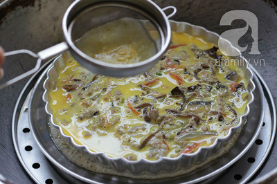 Hấp 10 phút là đã chả trứng chín, đánh đều lòng đỏ cho qua rây và quét đều lên mặt. Hấp thêm 5 phút thì tắt bếp. Để nguội ăn cùng cơm. Hấp 10 phút là đã chả trứng chín, đánh đều lòng đỏ cho qua rây và quét đều lên mặt. Hấp thêm 5 phút thì tắt bếp. Để nguội ăn cùng cơm.