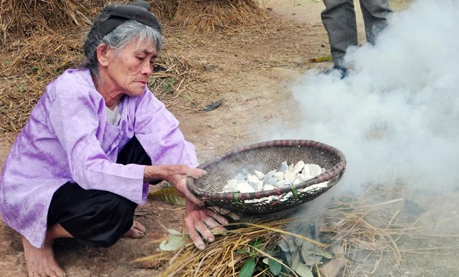 Nướng đất để có được món “bánh ngói” đặc sản.