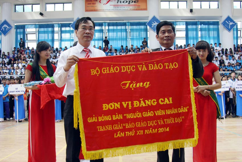 Ông Ngũ Duy Anh tặng cờ lưu niệm cho đại diện đơn vị đăng cai – Trường ĐH Đà Lạt