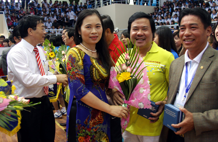 ... và bà Nguyễn Thị Bích Hợp – Phó chủ tịch Công đoàn GD VN tặng cờ và hoa lưu niệm cho các đơn vị về dự giải