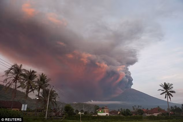10km xung quanh núi lửa đã bị giới nghiêm