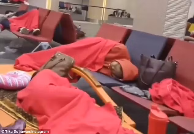 Hành khách chờ vạ vật ở sân bay