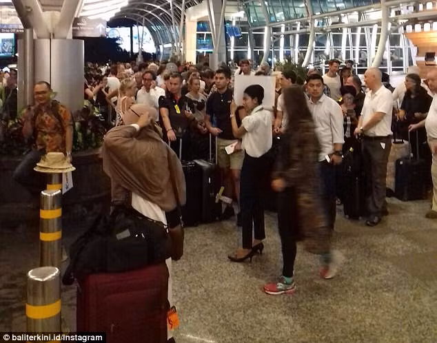 Những hành khách thất vọng khi các chuyến bay bị hủy vì núi lửa