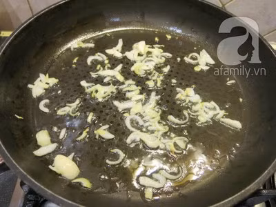 Bắt chảo lên bếp với chút dầu ăn, cho hành tỏi băm vào cho thơm, chín mềm trút ra đĩa để riêng. Bỏ ít lá thyme và rosemary vào khử dầu cho thơm, nếu không có lá tươi bỏ bột khô vào.