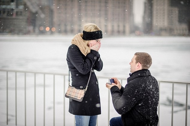 Những khoảnh khắc cầu hôn lãng mạn nhất thế giơí9 Khoảnh khắc ấm lòng trong những ngày lạnh giá: Chú rể quỳ gối trên tuyết và nói lời cầu hôn với người phụ nữ của cuộc đời mình.