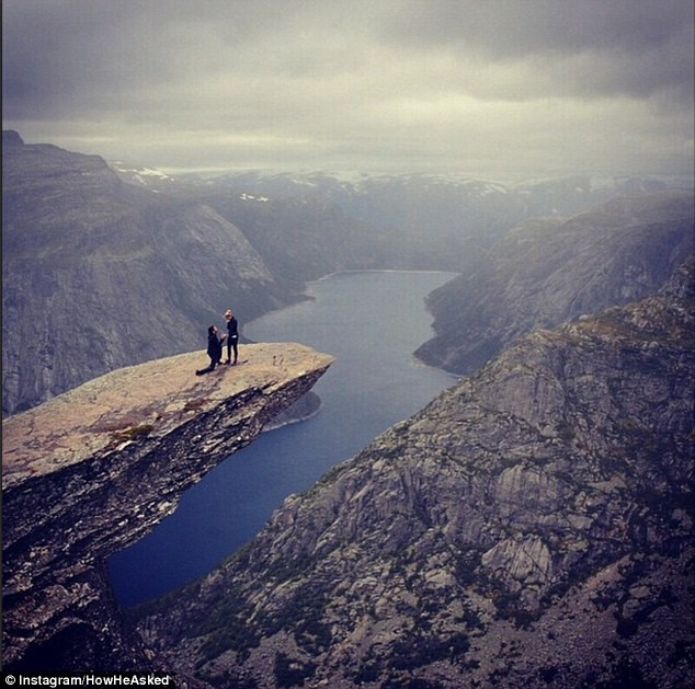Những khoảnh khắc cầu hôn lãng mạn nhất thế giơí7 Sau 9 giờ leo bộ, cặp đôi đã lên được điểm đẹp nhất. Khi cô gái đang mải mê ngắm cảnh, chàng trai đã nhẹ nhàng quỳ gối và cầu hôn cô ấy. Cô dâu đã bị sốc và sửng sốt thốt lên:
