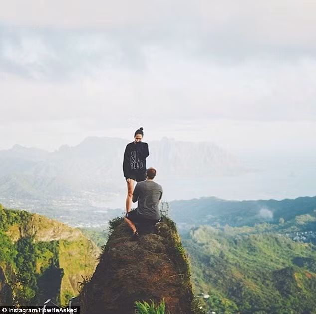 Trên một mỏm đá cao nhất của con đường dài dốc ở Hawaii, được biết đến như một nấc thang lên thiên đường, cô dâu rất ngạc nhiên khi đón nhận lời cầu hôn. 